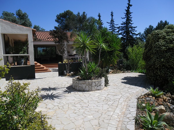 grote tuin met Portugeese bloemen en palmen